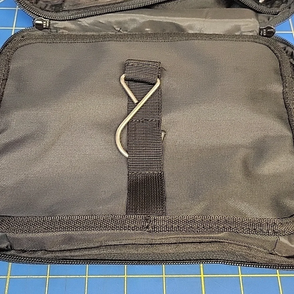 B & C Bag & Carry Travel Black Men's Travel 9.5x5x3 Zipper Bag